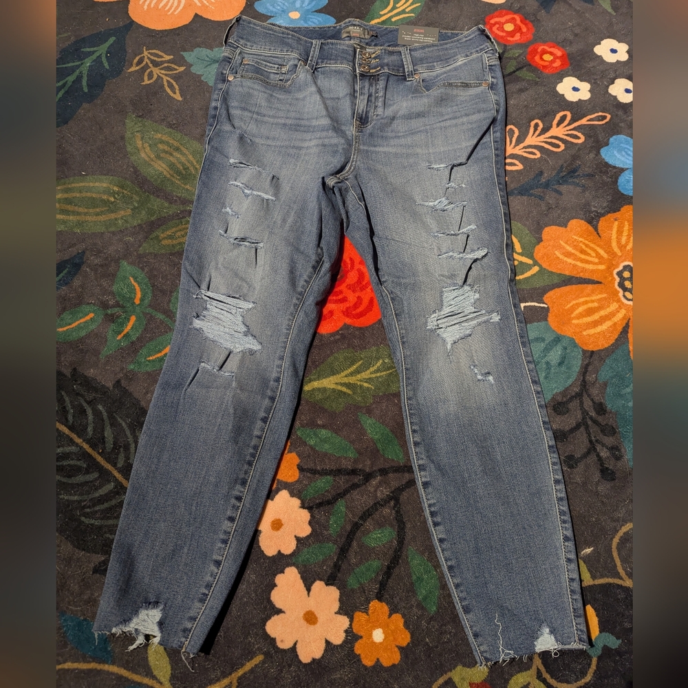 TORRID sz 18 R Distressed light wash jegging NWT